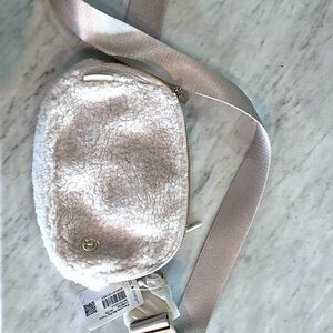 Lululemon Everywhere belt bag Fleece -